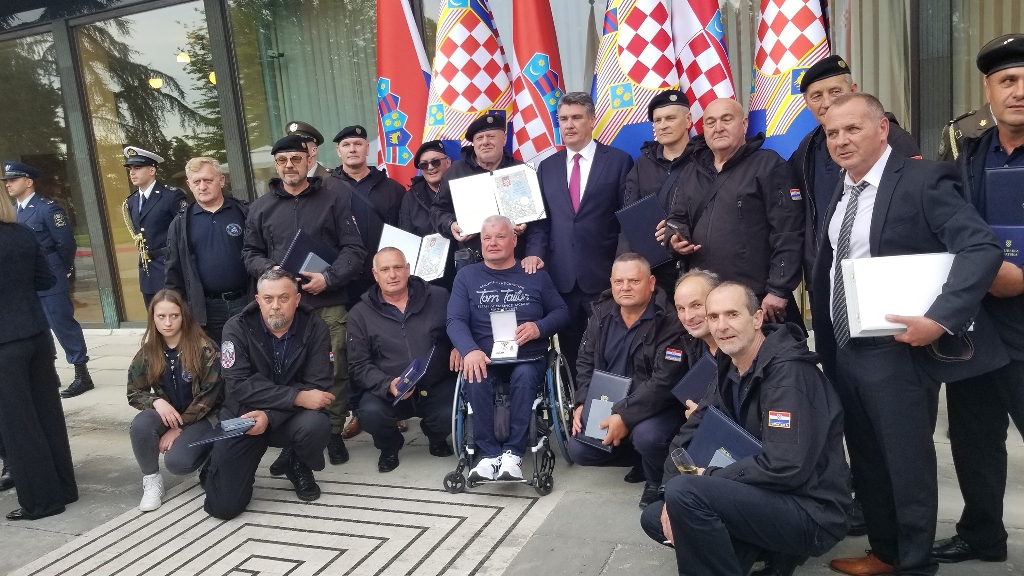 Pročitajte više o članku Predsjednik Milanović Odlikovao Brođane – pripadnike Udruge veterana 3. gardijske brigade Kune