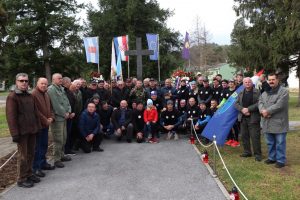 Pročitajte više o članku Slatinski časnici ponovno prošli ratnim stazama, maratonci istrčali 15. memorijalnu utrku Četekovac-Voćin