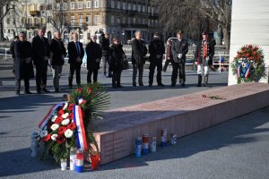 Pročitajte više o članku Na Mostu hrvatskih branitelja odano poštovanje i obilježen Dan međunarodnog priznanja Hrvatske