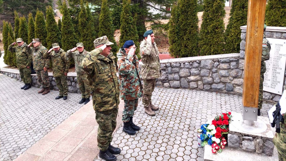 Pročitajte više o članku Polaznici 24. naraštaja Ratne škole u posjetu Zapovjedništvu specijalnih snaga i gradu Delnice