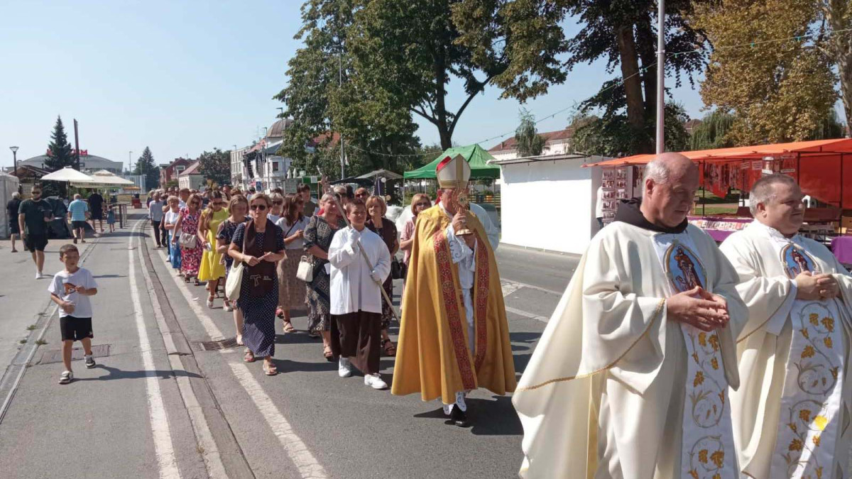 Povodom dana Grada Virovitice i zaštitnika grada Virovitice sv. Roka, članovi udruge HČZ Virovitica prisustvovali su svetoj misi i procesiji