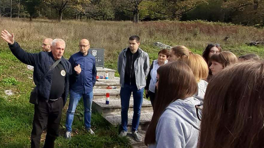 Učenici OŠ I.G.Kovačića iz Delnica u obilasku Ličkog bojišta sa pripadnicima 138.br HV “Goranski risovi”